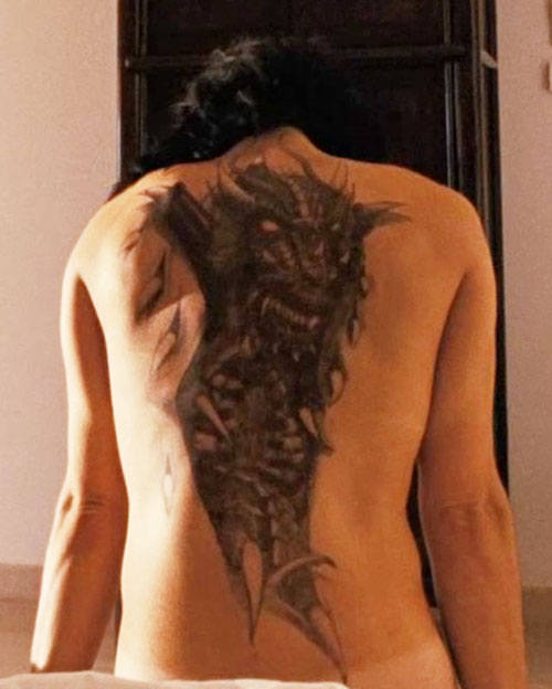 Девушка с татуировкой дракона Нуми Рапас Татуировка